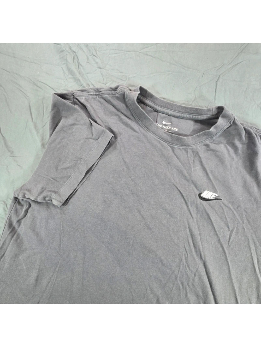 Nike Sportswear Club T-Shirt in smoke gray